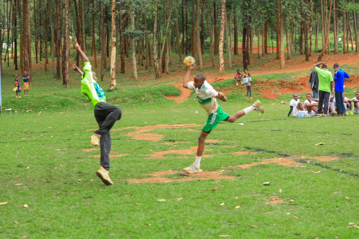 FerwahandRwanda's tweet image. Kuva kuri uyu wa Gatandatu ku bibuga bya ISF Nyamasheke i @Nyamasheke ku bufatanye bwa @Rwanda_Sports  na FERWAHAND hari kubera irushanwa rihuza ibigo by&apos;amashuri biri muri gahunda ya #isongaprogram  mu mukino wa #Handball, rikazasozwa ejo ku Cyumweru.

#RwandaHandball
