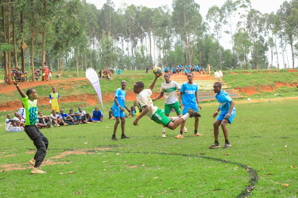 FerwahandRwanda's tweet image. Kuva kuri uyu wa Gatandatu ku bibuga bya ISF Nyamasheke i @Nyamasheke ku bufatanye bwa @Rwanda_Sports  na FERWAHAND hari kubera irushanwa rihuza ibigo by&apos;amashuri biri muri gahunda ya #isongaprogram  mu mukino wa #Handball, rikazasozwa ejo ku Cyumweru.

#RwandaHandball