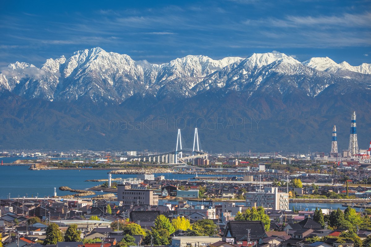 3000m級の山々が連なる景色

白く輝く剱岳や立山の姿
写真は今月、高岡市から撮影