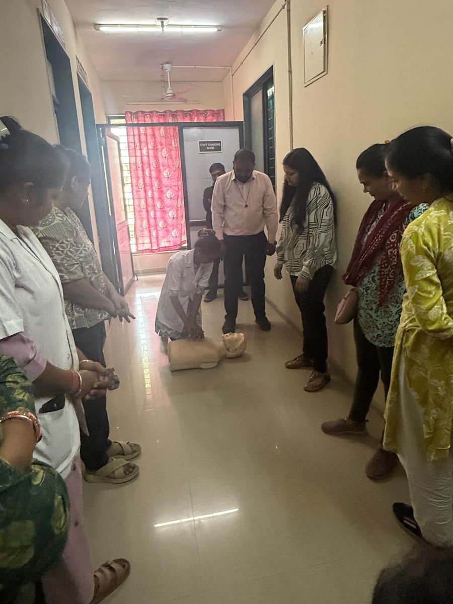 AmdavadAMC's tweet image. અમદાવાદ મ્યુનિસિપલ કોર્પોરેશનના હેલ્થ વિભાગ દ્વારા આંબલી અર્બન હેલ્થ સેન્ટર ખાતે સ્ટાફ માટે CPR ટ્રેનિંગ યોજાઈ હતી.
આ ટ્રેનિંગનો હેતુ ઇમર્જન્સી પ્રતિભાવ ક્ષમતા વધારવો અને નાગરિકોને સમયસર જીવનરક્ષક સેવાઓ મળી રહે તે સુનિશ્ચિત કરવાનો છે.

#AMCHealthDepartment #CPRTraining…