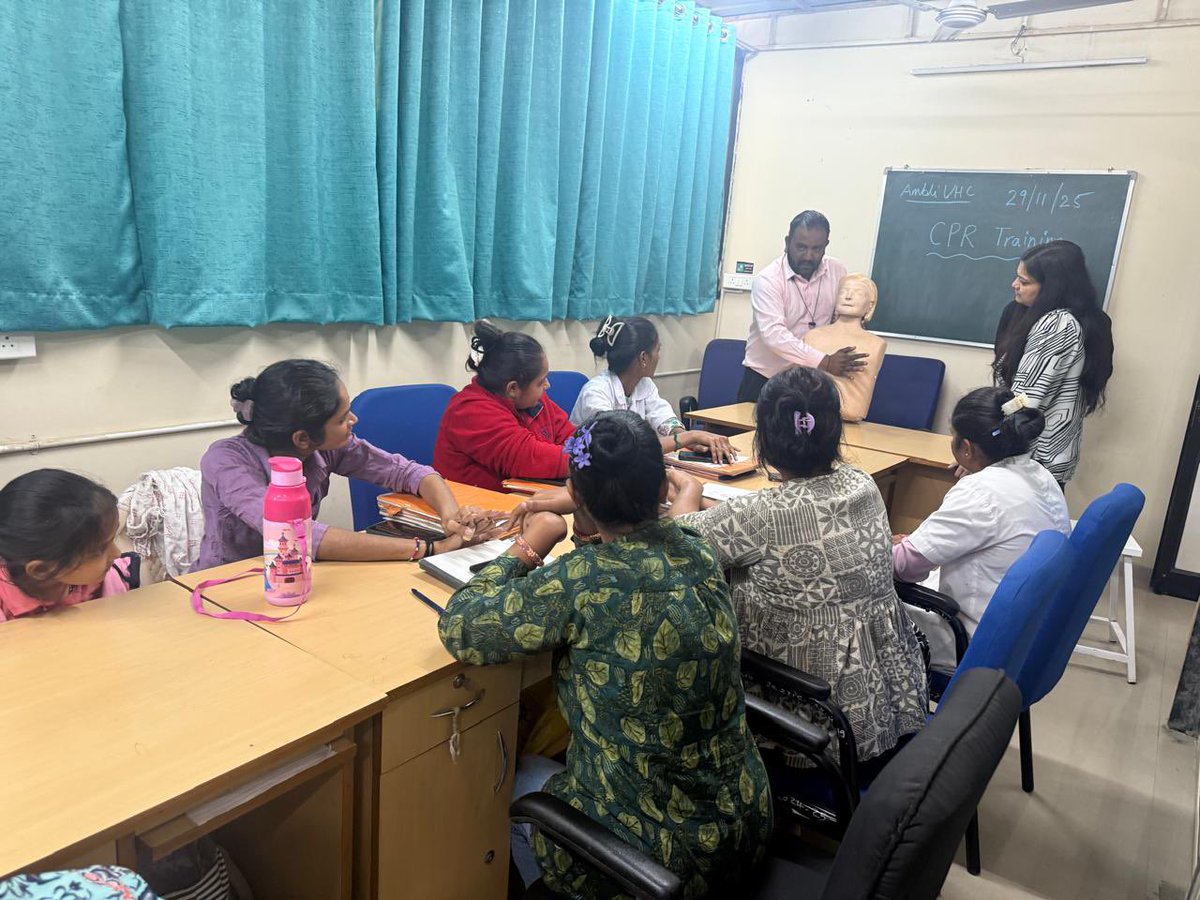 AmdavadAMC's tweet image. અમદાવાદ મ્યુનિસિપલ કોર્પોરેશનના હેલ્થ વિભાગ દ્વારા આંબલી અર્બન હેલ્થ સેન્ટર ખાતે સ્ટાફ માટે CPR ટ્રેનિંગ યોજાઈ હતી.
આ ટ્રેનિંગનો હેતુ ઇમર્જન્સી પ્રતિભાવ ક્ષમતા વધારવો અને નાગરિકોને સમયસર જીવનરક્ષક સેવાઓ મળી રહે તે સુનિશ્ચિત કરવાનો છે.

#AMCHealthDepartment #CPRTraining…