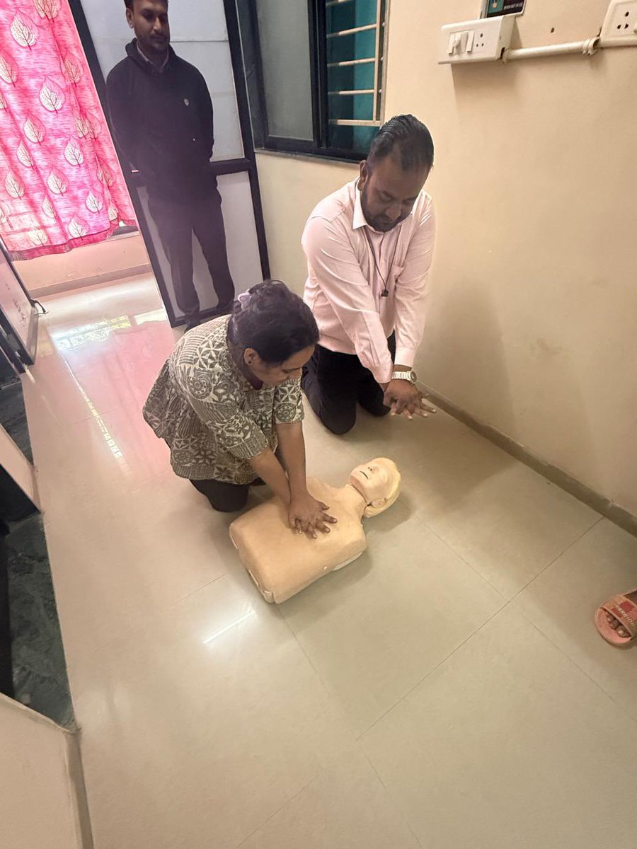 AmdavadAMC's tweet image. અમદાવાદ મ્યુનિસિપલ કોર્પોરેશનના હેલ્થ વિભાગ દ્વારા આંબલી અર્બન હેલ્થ સેન્ટર ખાતે સ્ટાફ માટે CPR ટ્રેનિંગ યોજાઈ હતી.
આ ટ્રેનિંગનો હેતુ ઇમર્જન્સી પ્રતિભાવ ક્ષમતા વધારવો અને નાગરિકોને સમયસર જીવનરક્ષક સેવાઓ મળી રહે તે સુનિશ્ચિત કરવાનો છે.

#AMCHealthDepartment #CPRTraining…