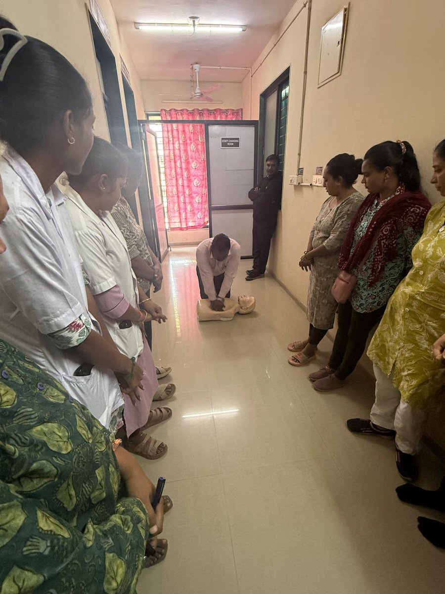 AmdavadAMC's tweet image. અમદાવાદ મ્યુનિસિપલ કોર્પોરેશનના હેલ્થ વિભાગ દ્વારા આંબલી અર્બન હેલ્થ સેન્ટર ખાતે સ્ટાફ માટે CPR ટ્રેનિંગ યોજાઈ હતી.
આ ટ્રેનિંગનો હેતુ ઇમર્જન્સી પ્રતિભાવ ક્ષમતા વધારવો અને નાગરિકોને સમયસર જીવનરક્ષક સેવાઓ મળી રહે તે સુનિશ્ચિત કરવાનો છે.

#AMCHealthDepartment #CPRTraining…