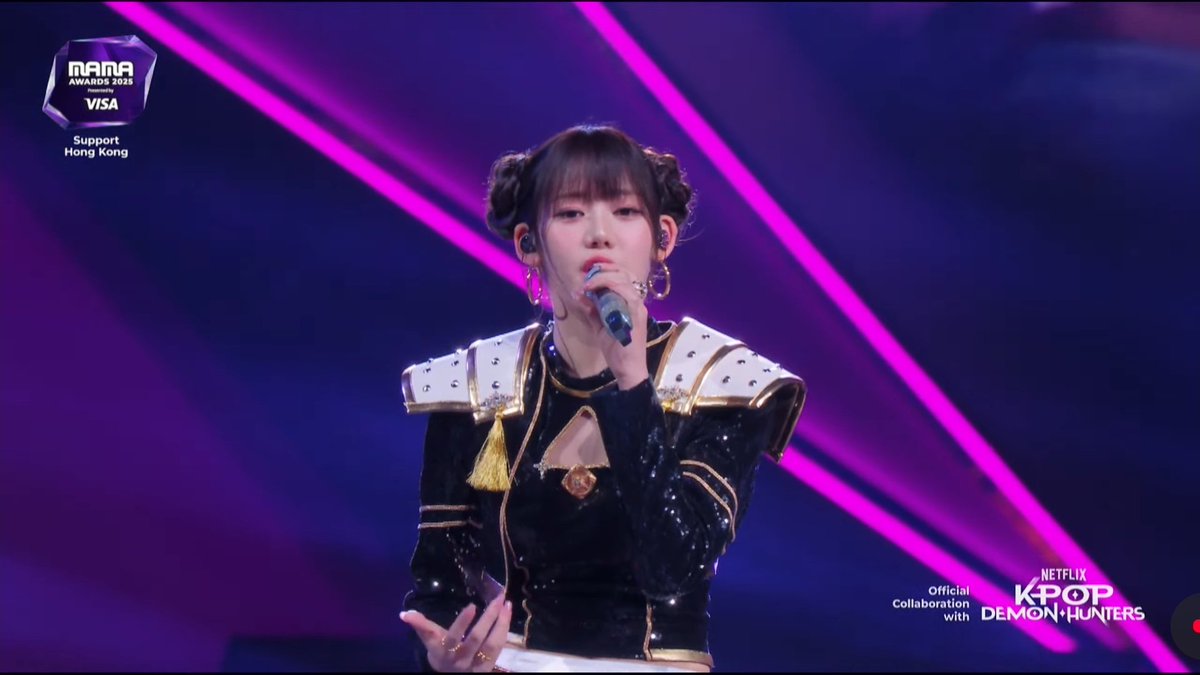 TheePopCore's tweet photo. BABYMONSTER’s RORA turns heads with her sweet, sparkling visuals on HUNTR/X’s at the 2025 MAMA Awards. https://t.co/6nwdhwrYD7