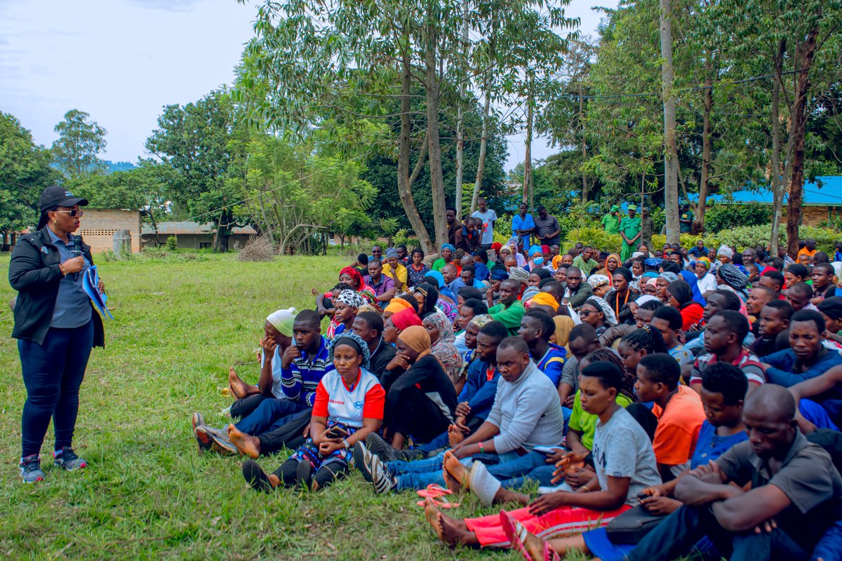 NgomaDistrict's tweet photo. Yibukije abaturage kwishyura imisoro kuko ari inshingano dufite kdi tutagomba kwirengagizwa, yasoje abasaba gukomeza kurwanya ruswa n’akarengane, ababwira ko buri muturage afite inshingano zo kurwanya ikibi aho ari hose no gutanga amakuru y’ahantu abona hagaragara ruswa. https://t.co/5SGKGm5szB