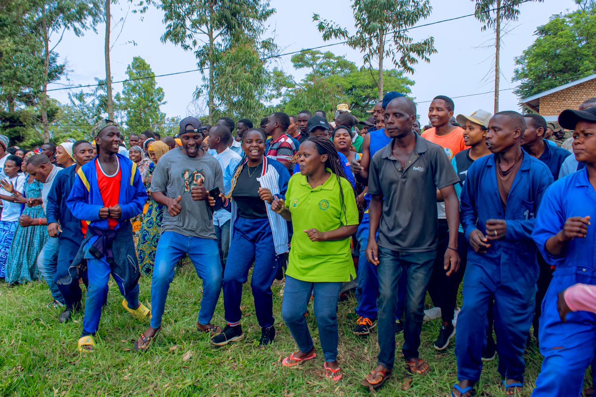 NgomaDistrict's tweet photo. Yibukije abaturage kwishyura imisoro kuko ari inshingano dufite kdi tutagomba kwirengagizwa, yasoje abasaba gukomeza kurwanya ruswa n’akarengane, ababwira ko buri muturage afite inshingano zo kurwanya ikibi aho ari hose no gutanga amakuru y’ahantu abona hagaragara ruswa. https://t.co/5SGKGm5szB