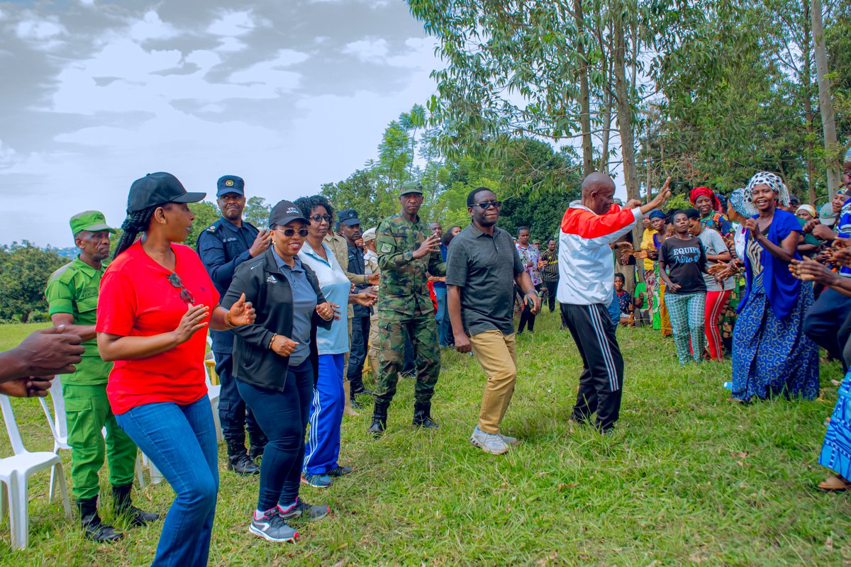 NgomaDistrict's tweet photo. Yibukije abaturage kwishyura imisoro kuko ari inshingano dufite kdi tutagomba kwirengagizwa, yasoje abasaba gukomeza kurwanya ruswa n’akarengane, ababwira ko buri muturage afite inshingano zo kurwanya ikibi aho ari hose no gutanga amakuru y’ahantu abona hagaragara ruswa. https://t.co/5SGKGm5szB