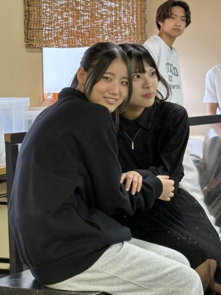 IchikaSaaya's tweet photo. 今日はB班はお休みだけどA班の稽古を見学してきたよ♪
あいねちゃんとななちゃんを撮ってたら後ろのるいとくんとともるくんも気がついてカメラ目線くれました😂🖐️
#東京ZOOM
📅12月2日〜7日
📍A-root akasaka
🎫ご予約
https://t.co/k1F1qGVVNU
お取り扱いはぜひ【壱叶朔彩】で❣️ https://t.co/9cklbWX8pp