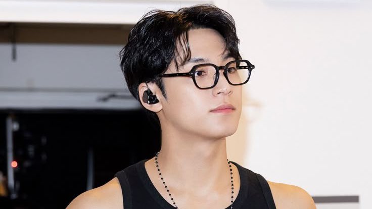 wonlylovingyu's tweet image. clark kent mingyu + exposed forehead 😍