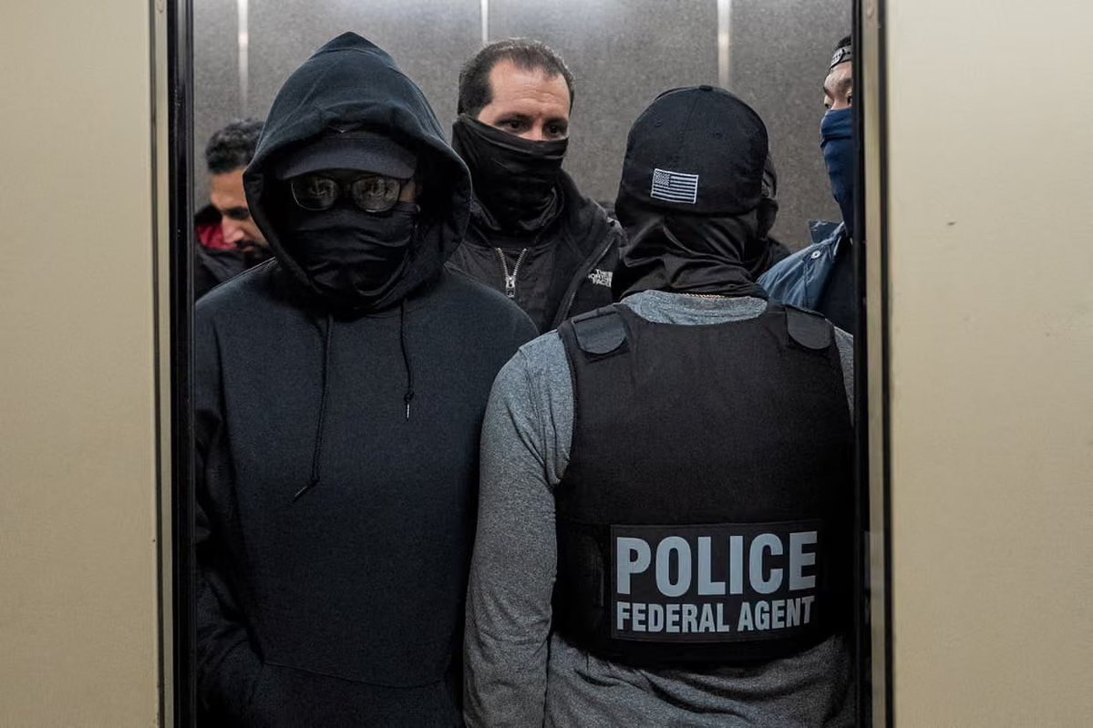 DmodosCutter's tweet image. ❗️Records show that the FBI monitored private Signal chat of immigrants’ rights activists

The Guardian reports that the FBI accessed a private Signal group chat used by immigrants’ rights activists coordinating court-watching at New York’s federal immigration courts. A joint…