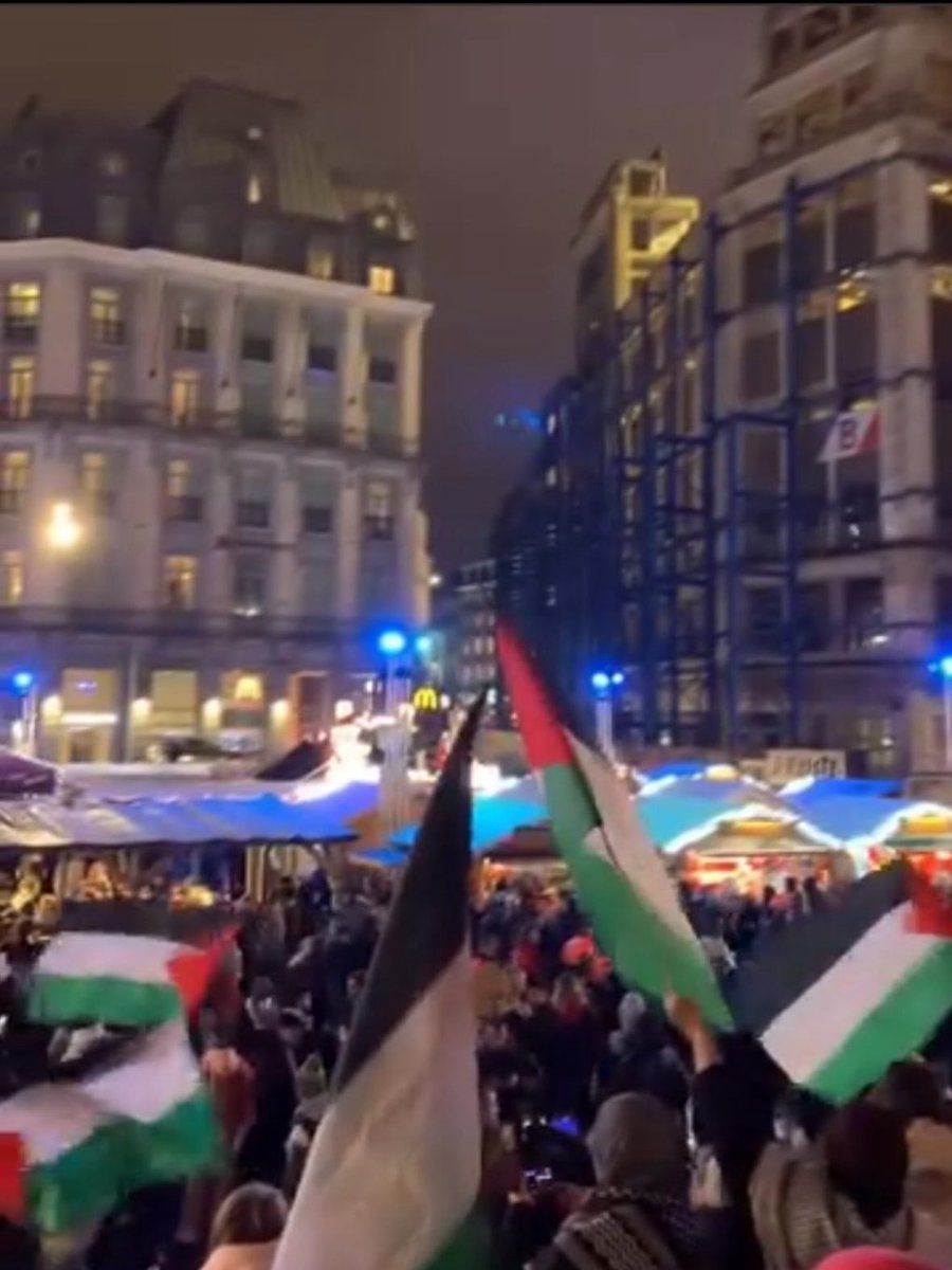 @BruxellesCalifat Après la crèche, voici maintenant le marché de Noël de Bruxelles envahi par des militants islamistes.
Je le dis depuis le 9 octobre 2023 : il faut interdire et sanctionner ceux qui organisent ces manifestations.

Des personnages sans visage = sans humanité, des