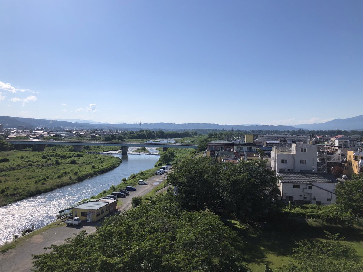 HJsuisen1988's tweet image. 🍁晩秋🍁

佐久教会の横を、流れる千曲川。白鷺が，時折，空を舞う。

南佐久の川上町を水源地とし、佐久，上田，長野を経て，新潟で信濃川となって海に入る。

一滴の水が集まって流れをつくり、大きな川になって海に届く。

私達の願いも流れと共に
お母様に届く様祈ります🙏

一日も早い還宮を🍁