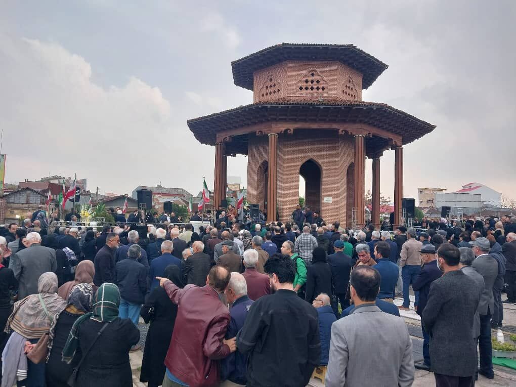 اهالی گیلان «ناصر مسعودی» اسطوره ترانه را بدرقه کردند

ناصر مسعودی، آواز جنگل و اسطوره جاودانه ترانه‌های گیلان و از برجسته‌ترین چهره‌های موسیقی بومی ایران امروز شنبه با بدرقه باشکوه گیلانیان در #رشت تشییع شد؛ تا در سلیمانداراب و در جوار آرامگاه سردار جنگل آرام گیرد.