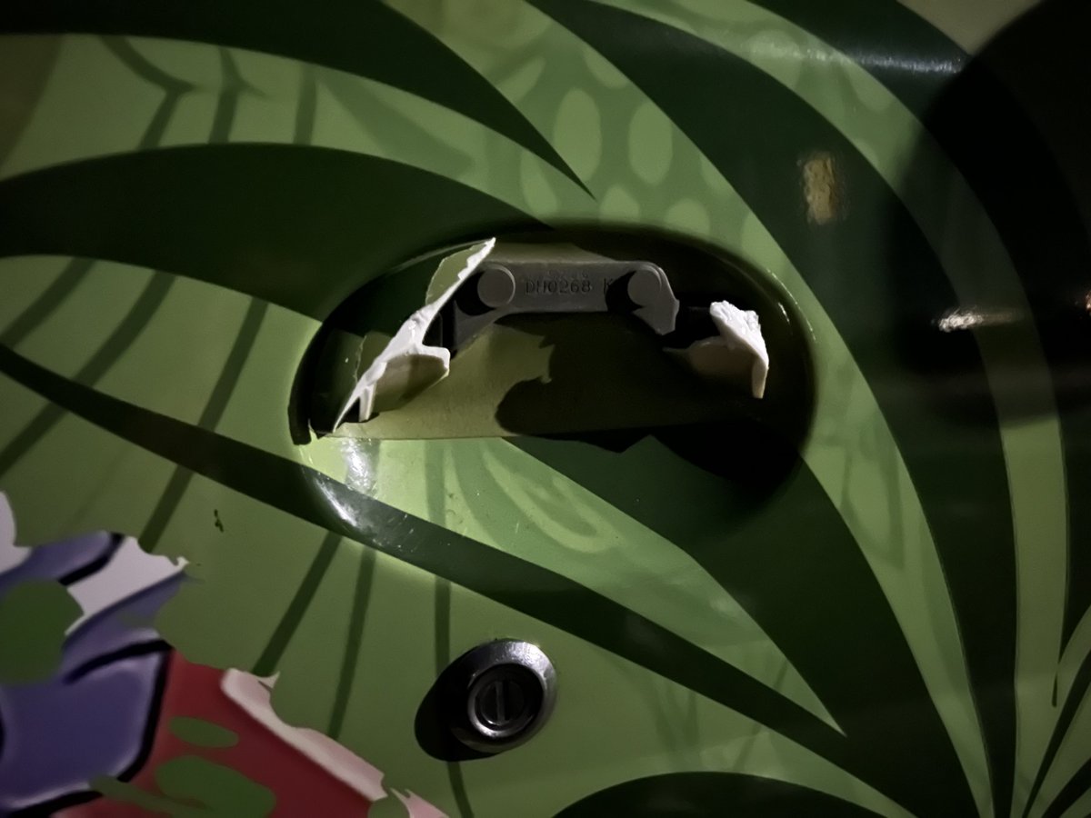 ドアノブ折れたのは別にダメージ0だけど施行してある部分破れてるの