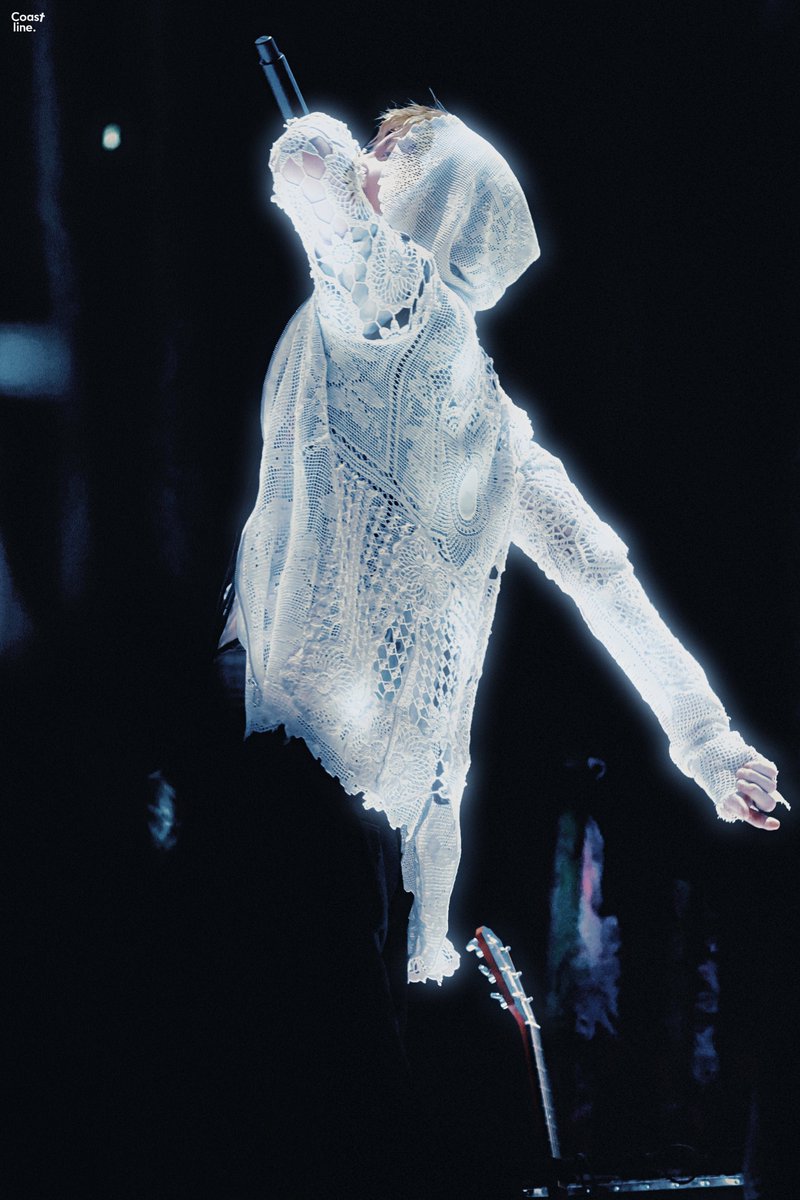 fa5hionz's tweet image. whoever put martin in this lace jacket need to come to the front because this  is one of the most beautiful piece ever worn on stage