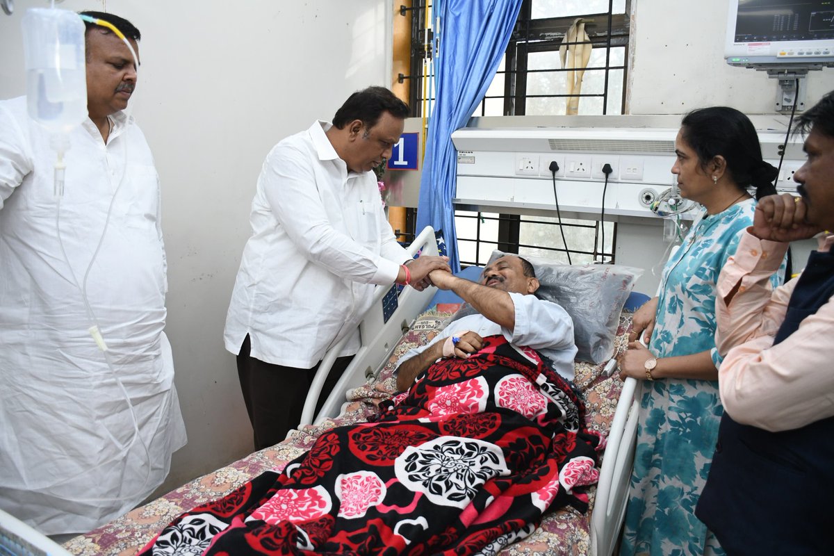 बोरिवली येथील शताब्दी हॉस्पिटलमध्ये जाऊन आमचे महामंत्री गणेश खणकर यांची भेट घेतली आणि त्यांच्या प्रकृतीची विचारपूस केली.

मुंबईकरांच्या मूलभूत हक्कांसाठी आणि टँकर माफियांच्या विरोधात सातत्याने आवाज उठवणाऱ्या गणेश खणकर यांच्यावर उबाठा सेनेच्या कार्यकर्त्यांकडून झालेला भ्याड हल्ला