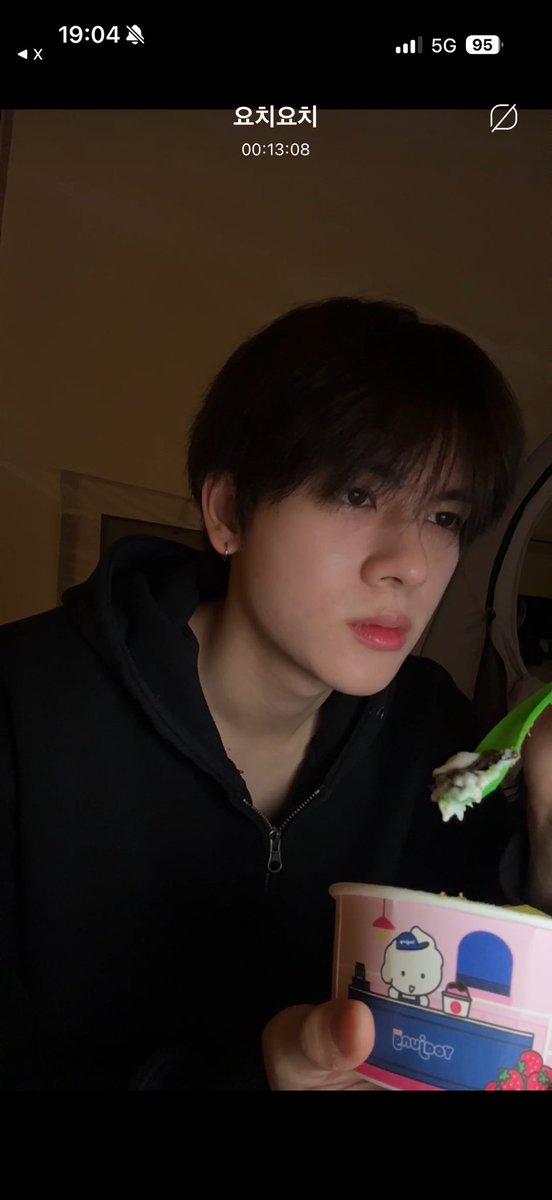 Introvert 100% สไตล์คนหล่อกินไอติมในเต้นท์ที่กางในห้องนอน🤣🤣