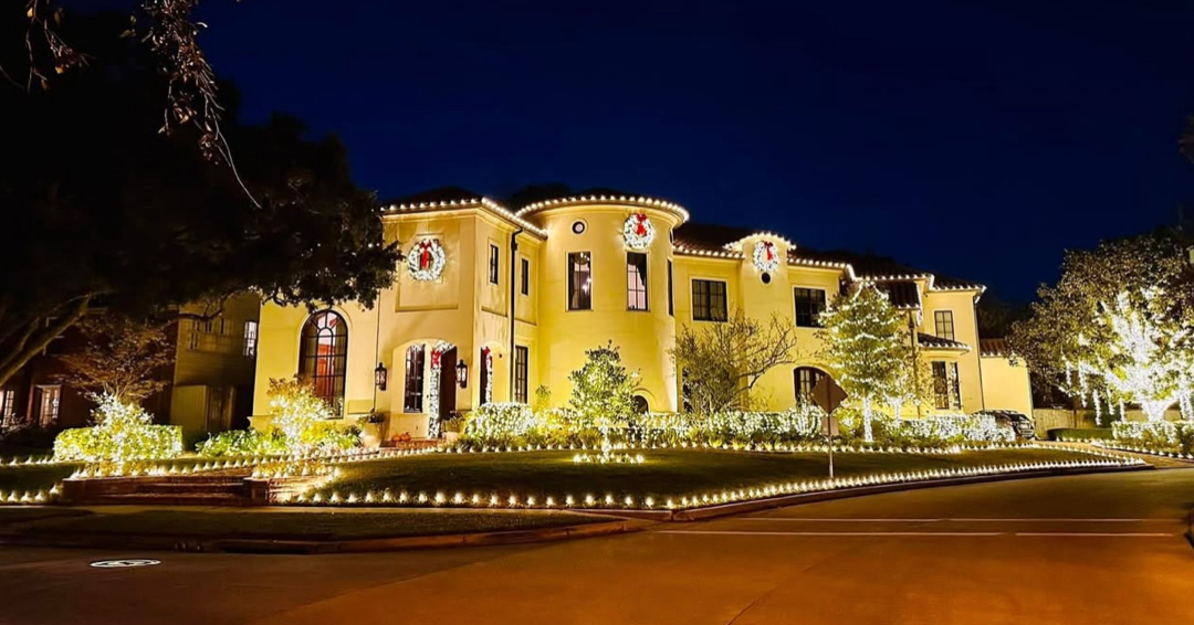 TwinkleTask's tweet photo. River Oaks is glowing! Gleam Package + large wreaths + tree wraps + mini-lights for a refined Mediterranean holiday look. Call/text 877-955-5550. #HolidayLightsHouston #RiverOaks #GleamPackage https://t.co/SaObaR1zVd