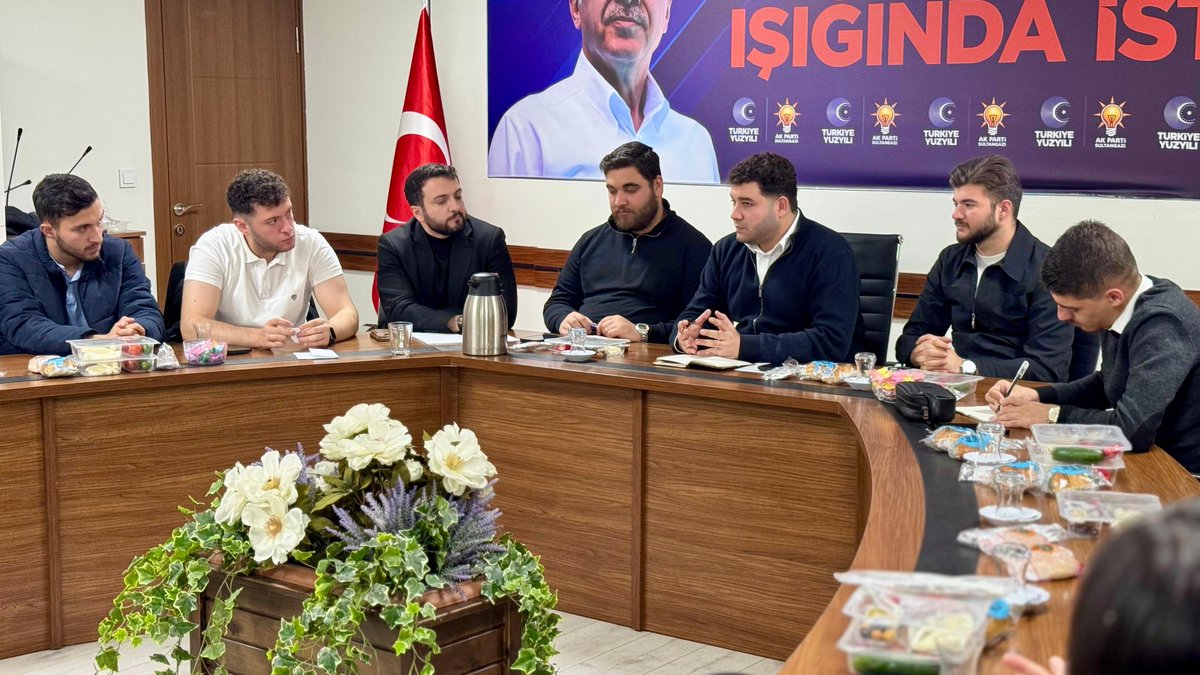 yenisecmenist's tweet photo. 📍Sultangazi
Sultangazi İlçe Başkanlığımızın ev sahipliğinde  İl Başkan Yardımcımız Yeni Seçmen Başkanımız @hasimkilicer_ başkalığında 2.Bölge Yeni Seçmen Başkanları Toplantımızı gerçekleştirdik. 

Gençliğin enerjisiyle, Türkiye Yüzyılı hedeflerimiz doğrultusunda çalışmalarımıza kararlılıkla devam ediyoruz. 💫🇹🇷