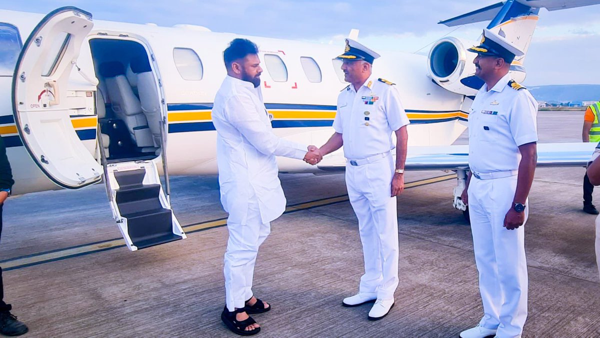 APDeputyCMO's tweet image. నేవీ డే ముందస్తు కార్యక్రమంలో భాగంగా సర్గమ్- ఇండియన్ నావల్ సింఫనిక్ ఆర్కెస్ట్రాకు ముఖ్య అతిథిగా పాల్గొనేందుకు విశాఖపట్నం చేరుకున్న ఉప ముఖ్యమంత్రి @PawanKalyan కు విమానాశ్రయంలో ఈస్టర్న్ నావల్ కమాండ్ నేవీ అధికారులు, ప్రజాప్రతినిధులు ఘనస్వాగతం పలికారు. స్వాగతం పలికిన వారిలో నేవల్…