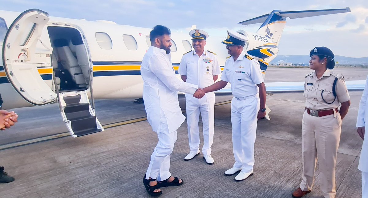 APDeputyCMO's tweet image. నేవీ డే ముందస్తు కార్యక్రమంలో భాగంగా సర్గమ్- ఇండియన్ నావల్ సింఫనిక్ ఆర్కెస్ట్రాకు ముఖ్య అతిథిగా పాల్గొనేందుకు విశాఖపట్నం చేరుకున్న ఉప ముఖ్యమంత్రి @PawanKalyan కు విమానాశ్రయంలో ఈస్టర్న్ నావల్ కమాండ్ నేవీ అధికారులు, ప్రజాప్రతినిధులు ఘనస్వాగతం పలికారు. స్వాగతం పలికిన వారిలో నేవల్…