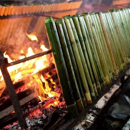 ron_shyen's tweet photo. @finnlau_cd Introducing 'Lemang', the traditional Malaysian cuisine cooked with bamboo- filled gluten rice. They were grilled for hours to cook the rice inside. The bamboo is not even charred. https://t.co/5BsPZLCos4
