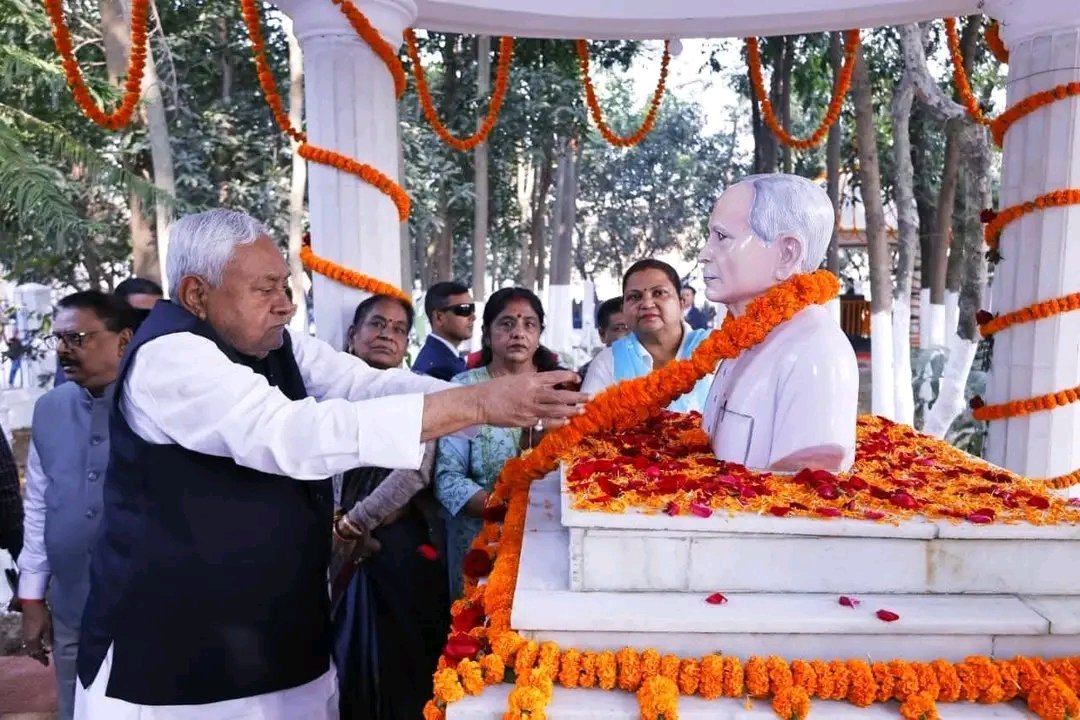 माननीय मुख्यमंत्री <a href="/NitishKumar/">Nitish Kumar</a>  जी अपने पूज्य पिता अमर स्वतंत्रता सेनानी कविराज रामलखन सिंह जी की पुण्यतिथि पर अपने पैतृक गांव कल्याण बिगहा जाकर 'कविराज रामलखन सिंह स्मृति वाटिका' में उनकी प्रतिमा पर माल्यार्पण कर भावभीनी श्रद्धांजलि अर्पित की।