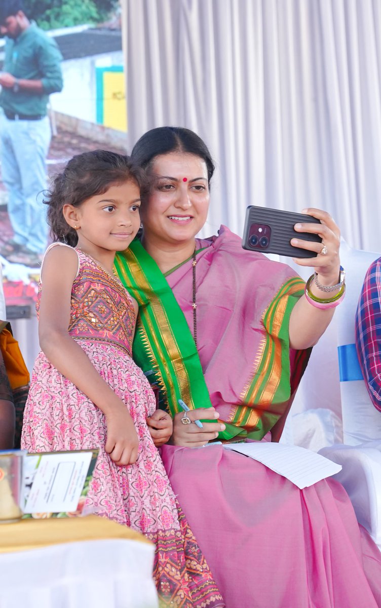 DrPrabhaSSM's tweet image. ನ್ಯಾಮತಿ ತಾಲ್ಲೂಕಿನ ಚಟ್ನಹಳ್ಳಿ ಗ್ರಾಮದಲ್ಲಿ ನೂತನ ಗ್ರಾಮ ಪಂಚಾಯತ್ ಕಟ್ಟಡದ ಉದ್ಘಾಟನೆಯ ನಂತರ ನಡೆದ ವೇದಿಕೆ ಕಾರ್ಯಕ್ರಮದಲ್ಲಿ ಮಾತನಾಡಲಾಯಿತು.

ಗ್ರಾಮದಲ್ಲಿ ನಡೆಯುತ್ತಿರುವ ಅಭಿವೃದ್ಧಿ ಕಾರ್ಯಗಳು,ಜನಸಹಕಾರದ ಮಹತ್ವ ಹಾಗೂ ಮುಂದಿನ ದಿನಗಳಲ್ಲಿ ಕೈಗೊಳ್ಳಲಿರುವ ಯೋಜನೆಗಳ ಕುರಿತು ಅಭಿಪ್ರಾಯ ವ್ಯಕ್ತಪಡಿಸಲಾಯಿತು.
#RuralDevelopment…