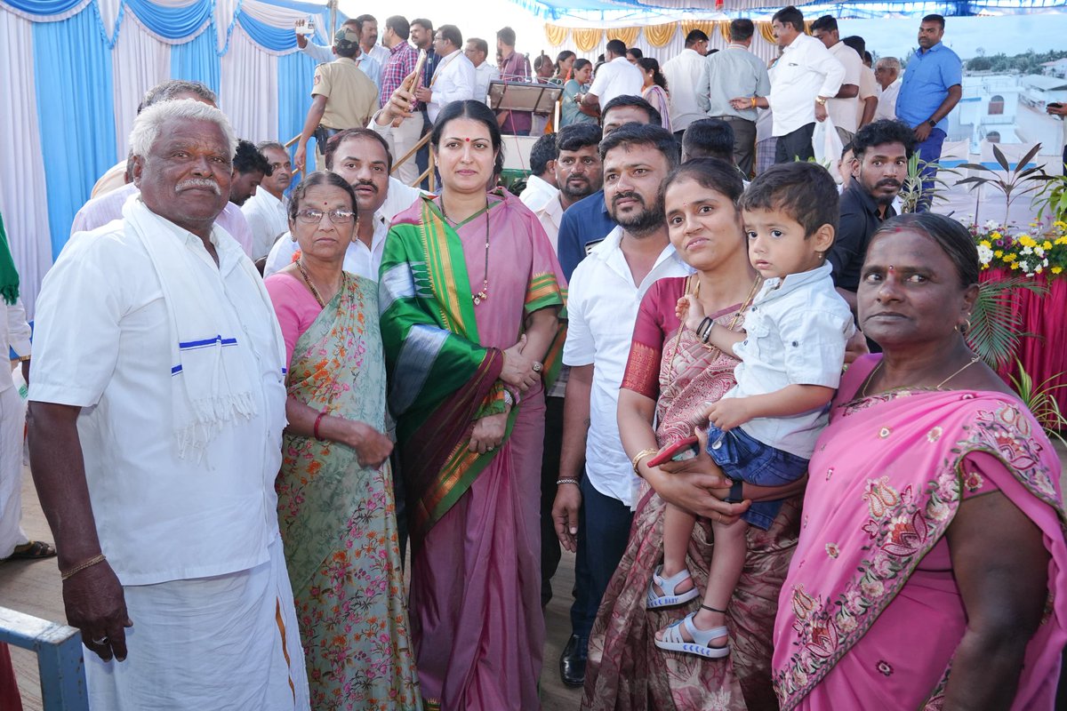 DrPrabhaSSM's tweet image. ನ್ಯಾಮತಿ ತಾಲ್ಲೂಕಿನ ಚಟ್ನಹಳ್ಳಿ ಗ್ರಾಮದಲ್ಲಿ ನೂತನ ಗ್ರಾಮ ಪಂಚಾಯತ್ ಕಟ್ಟಡದ ಉದ್ಘಾಟನೆಯ ನಂತರ ನಡೆದ ವೇದಿಕೆ ಕಾರ್ಯಕ್ರಮದಲ್ಲಿ ಮಾತನಾಡಲಾಯಿತು.

ಗ್ರಾಮದಲ್ಲಿ ನಡೆಯುತ್ತಿರುವ ಅಭಿವೃದ್ಧಿ ಕಾರ್ಯಗಳು,ಜನಸಹಕಾರದ ಮಹತ್ವ ಹಾಗೂ ಮುಂದಿನ ದಿನಗಳಲ್ಲಿ ಕೈಗೊಳ್ಳಲಿರುವ ಯೋಜನೆಗಳ ಕುರಿತು ಅಭಿಪ್ರಾಯ ವ್ಯಕ್ತಪಡಿಸಲಾಯಿತು.
#RuralDevelopment…