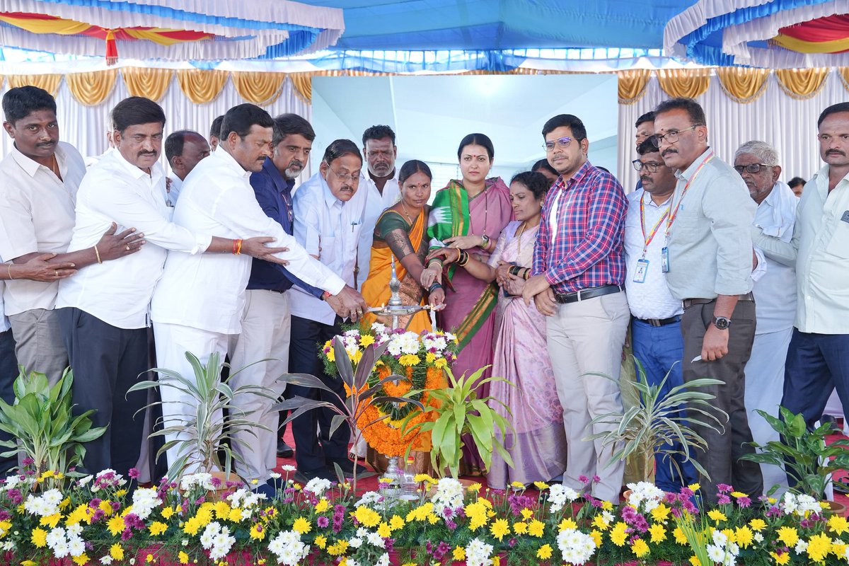 DrPrabhaSSM's tweet image. ನ್ಯಾಮತಿ ತಾಲ್ಲೂಕಿನ ಚಟ್ನಹಳ್ಳಿ ಗ್ರಾಮದಲ್ಲಿ ನೂತನ ಗ್ರಾಮ ಪಂಚಾಯತ್ ಕಟ್ಟಡದ ಉದ್ಘಾಟನೆಯ ನಂತರ ನಡೆದ ವೇದಿಕೆ ಕಾರ್ಯಕ್ರಮದಲ್ಲಿ ಮಾತನಾಡಲಾಯಿತು.

ಗ್ರಾಮದಲ್ಲಿ ನಡೆಯುತ್ತಿರುವ ಅಭಿವೃದ್ಧಿ ಕಾರ್ಯಗಳು,ಜನಸಹಕಾರದ ಮಹತ್ವ ಹಾಗೂ ಮುಂದಿನ ದಿನಗಳಲ್ಲಿ ಕೈಗೊಳ್ಳಲಿರುವ ಯೋಜನೆಗಳ ಕುರಿತು ಅಭಿಪ್ರಾಯ ವ್ಯಕ್ತಪಡಿಸಲಾಯಿತು.
#RuralDevelopment…