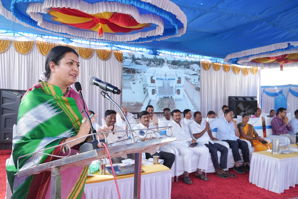 DrPrabhaSSM's tweet image. ನ್ಯಾಮತಿ ತಾಲ್ಲೂಕಿನ ಚಟ್ನಹಳ್ಳಿ ಗ್ರಾಮದಲ್ಲಿ ನೂತನ ಗ್ರಾಮ ಪಂಚಾಯತ್ ಕಟ್ಟಡದ ಉದ್ಘಾಟನೆಯ ನಂತರ ನಡೆದ ವೇದಿಕೆ ಕಾರ್ಯಕ್ರಮದಲ್ಲಿ ಮಾತನಾಡಲಾಯಿತು.

ಗ್ರಾಮದಲ್ಲಿ ನಡೆಯುತ್ತಿರುವ ಅಭಿವೃದ್ಧಿ ಕಾರ್ಯಗಳು,ಜನಸಹಕಾರದ ಮಹತ್ವ ಹಾಗೂ ಮುಂದಿನ ದಿನಗಳಲ್ಲಿ ಕೈಗೊಳ್ಳಲಿರುವ ಯೋಜನೆಗಳ ಕುರಿತು ಅಭಿಪ್ರಾಯ ವ್ಯಕ್ತಪಡಿಸಲಾಯಿತು.
#RuralDevelopment…