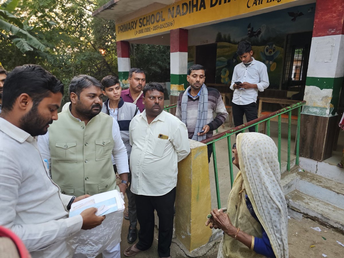 RahulBachchaBJP's tweet photo. आज मतदाता विशेष गहन पुनरीक्षण अभियान के तहत अपने बिल्हौर विधानसभा क्षेत्र के पूरा मण्डल के नदीहा शक्तिकेंद्र के ग्रामपंचायत नदीहा के सभी बूथ संख्या 188, 189, 218, 219 पर BLO एवं BLA 2 के साथ बैठकर कार्यों की समीक्षा की।

टीम के साथ समन्वय स्थापित ���रते हुए आवश्यक मार्गदर्शन दिया तथा फॉर्म भरने और जागरूकता से जुड़े कार्यों को और अधिक प्रभावी बनाने पर जोर दिया।

संगठन की मजबूती और मतदाता जागरूकता के लिए निरंतर समर्पित।

@myogiadityanath @idharampalsingh @narendramodi @AmitShahOffice @myogioffice @dpradhanbjp @sunilbansalbjp