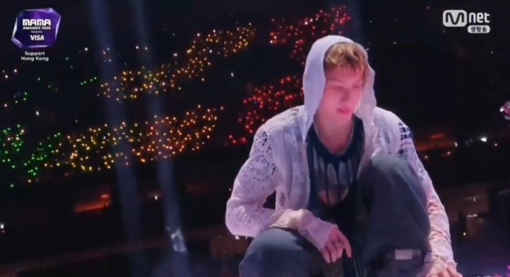 CRTSCLUB's tweet image. I just need to talk about how unique &amp;amp; cool cortis' intro stage was. using the lightsticks to represent the waves of a music visualiser is SO creative. &amp;amp; the fact they matched up in timing with martins beat