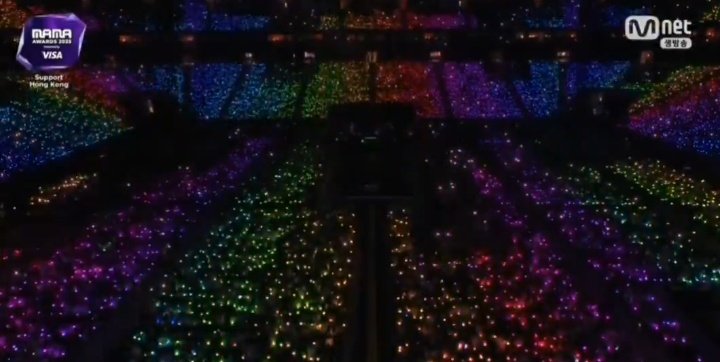 CRTSCLUB's tweet image. I just need to talk about how unique &amp;amp; cool cortis' intro stage was. using the lightsticks to represent the waves of a music visualiser is SO creative. &amp;amp; the fact they matched up in timing with martins beat