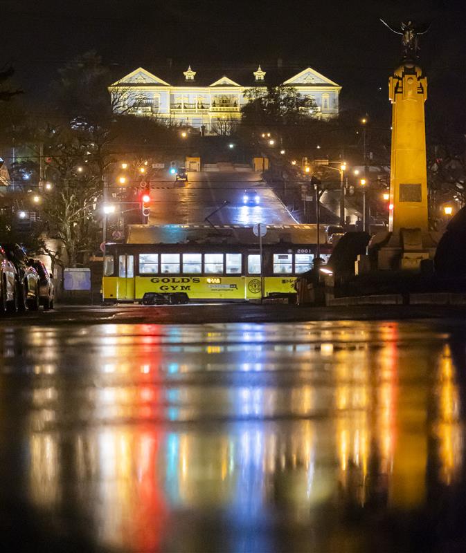 【日曜たまて函＝写活】
<12>
旧函館区公会堂をバックに走る市電
濡れた路面がきれいな光の道筋を作ってくれました
いよいよ天気予報の雪マークが増えてきましたね⛄️
インフルも流行中なので体調には気をつけていきましょう！
(日直＝S)