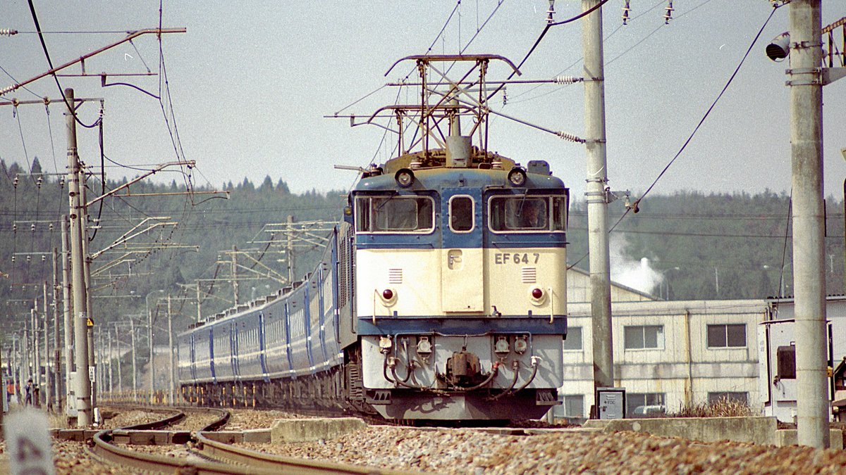 deburukin's tweet photo. 急行赤倉　客車編
 1985年3月電車化から2年強で特急格上げにより廃止。しかし多客期に名古屋～妙高高原間で臨時急行として14系客車8連で復活。 更に年末年始は両端にユーロライナーの展望車を連結して運行されました。
   #中央西線 #急行赤倉 #EF64 ＃14系 https://t.co/INk4HUSs8s
