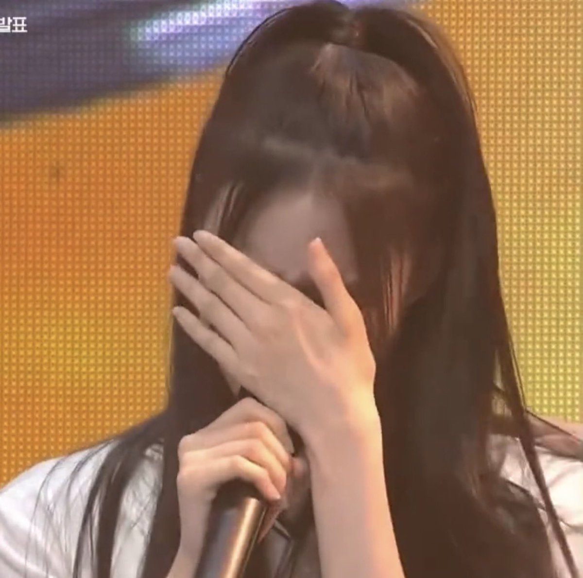 ruready4jeemin's tweet photo. who’s gonna tell runext jeemin that her group won a mama 😭😭😭 https://t.co/IXKhvyHK57