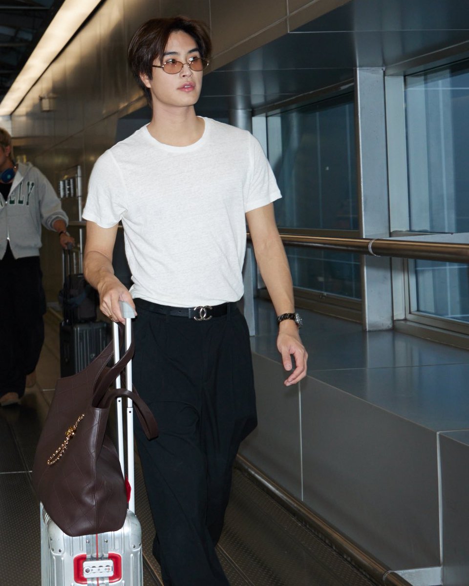 VogueThailand's tweet image. #VogueReports ชมแอร์พอร์ตลุคของ ‘เจมีไนน์-นรวิชญ์’ @gemini_ti กับการบินลัดฟ้าจากกรุงเทพฯ มุ่งตรงสู่มหานครนิวยอร์กเพื่อชมโชว์ @CHANEL คอลเล็กชั่น Métiers d’Art 2025/26 ผลงานการออกแบบลำดับที่ 2 ของ Matthieu Blazy…