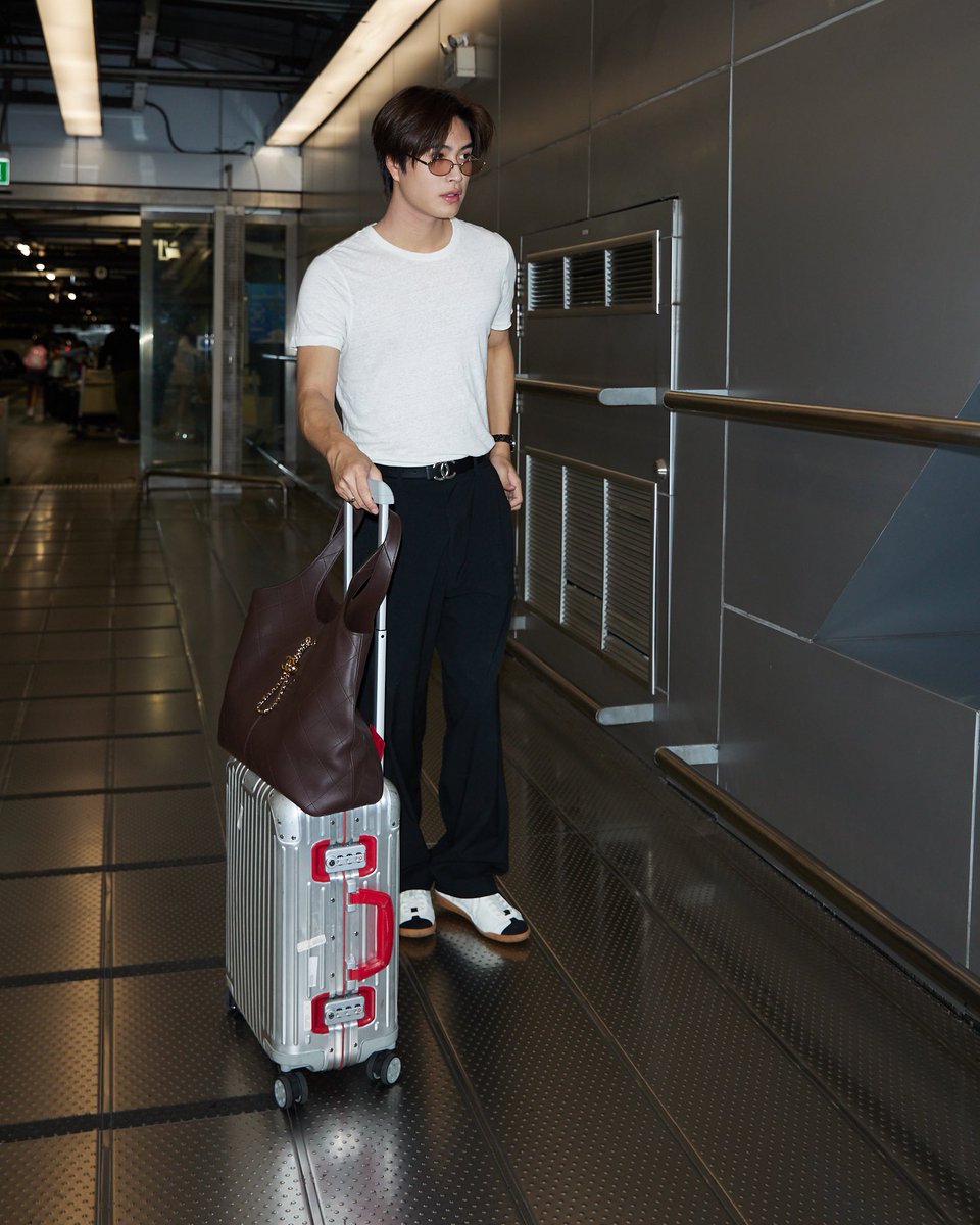 VogueThailand's tweet image. #VogueReports ชมแอร์พอร์ตลุคของ ‘เจมีไนน์-นรวิชญ์’ @gemini_ti กับการบินลัดฟ้าจากกรุงเทพฯ มุ่งตรงสู่มหานครนิวยอร์กเพื่อชมโชว์ @CHANEL คอลเล็กชั่น Métiers d’Art 2025/26 ผลงานการออกแบบลำดับที่ 2 ของ Matthieu Blazy…