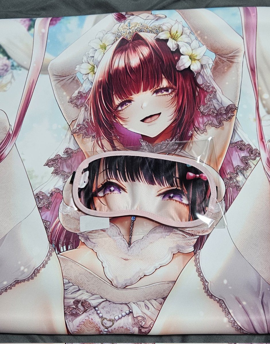 メツブシせんせー(<a href="/mega_muska/">メツブシ🐏2日目東4フ27b</a>)の商業デビュー3周年記念フェア初日行ってきました〜🙏🏻💗
改めて3周年おめでとうございます🎉🎊
アクスタとかメタルグラフィーもご購入、ご予約しました〜！✨
その中でも描き下ろしタペストリーとアイマスクが特にお気に入りですね！！😊
いい感じに隠せちゃいましたw