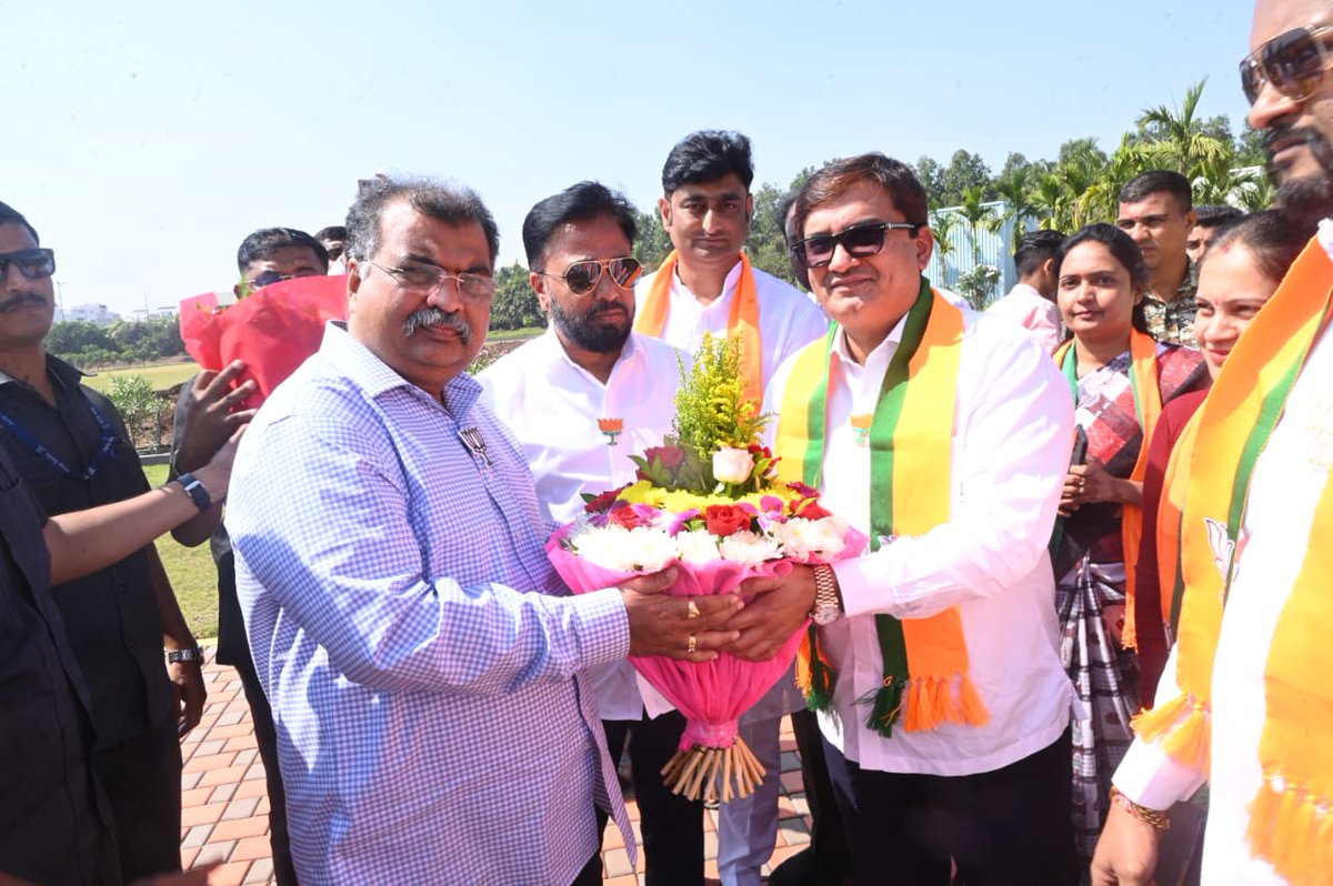 dbmahadik's tweet photo. महाराष्ट्र भाजपा प्रदेशाध्यक्ष मा. @RaviDadaChavan हे शिरोळ, जयसिंगपूर, कुरुंदवाड, हातकणंगले नगरपालिकेच्या नगराध्यक्ष पदाचे उमेदवार व नगरसेवकांच्या प्रचारार्थ आले आहेत. याप्रसंगी मजले हेलिपॅड येथे आगमन झाल्यानंतर सदिच्छा भेट घेतली व स्वागत केले.
#doura #welcome https://t.co/uWo4VmkRHi