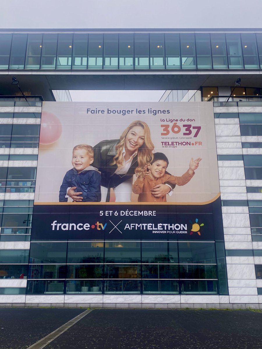 evedx's tweet image. 💛 J-6

Le #Telethon2025 s’affiche sur la façade de la maison @Francetele avec #Santa, Noé et Paulin

Ensemble, faisons bouger les lignes !

Rendez-vous les 5 et 6 décembre sur les antennes et la plateforme #francetv

#recherche #victoires #espoirs #urgences