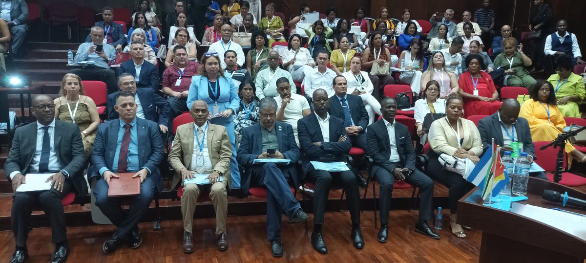 CubacooperaMzb's tweet photo. Participan en la misma el Dr. Henry López Jiménez, jefe Colaboración médica Cubana, el Dr. Iván Muzinho, Secretario Permanente del Ministerio de Salud de #Mozambique, personalidades del sistema de salud del país, residentes cubanos, amigos mozambiqueños y colaboradores cubanos. https://t.co/boTdEEgixw