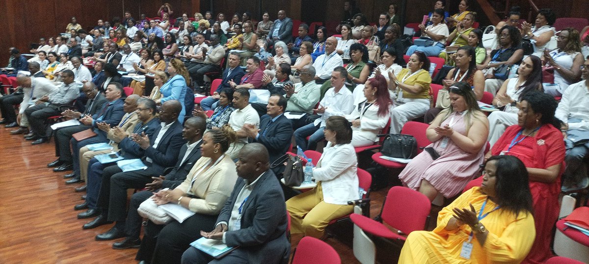 CubacooperaMzb's tweet photo. Participan en la misma el Dr. Henry López Jiménez, jefe Colaboración médica Cubana, el Dr. Iván Muzinho, Secretario Permanente del Ministerio de Salud de #Mozambique, personalidades del sistema de salud del país, residentes cubanos, amigos mozambiqueños y colaboradores cubanos. https://t.co/boTdEEgixw