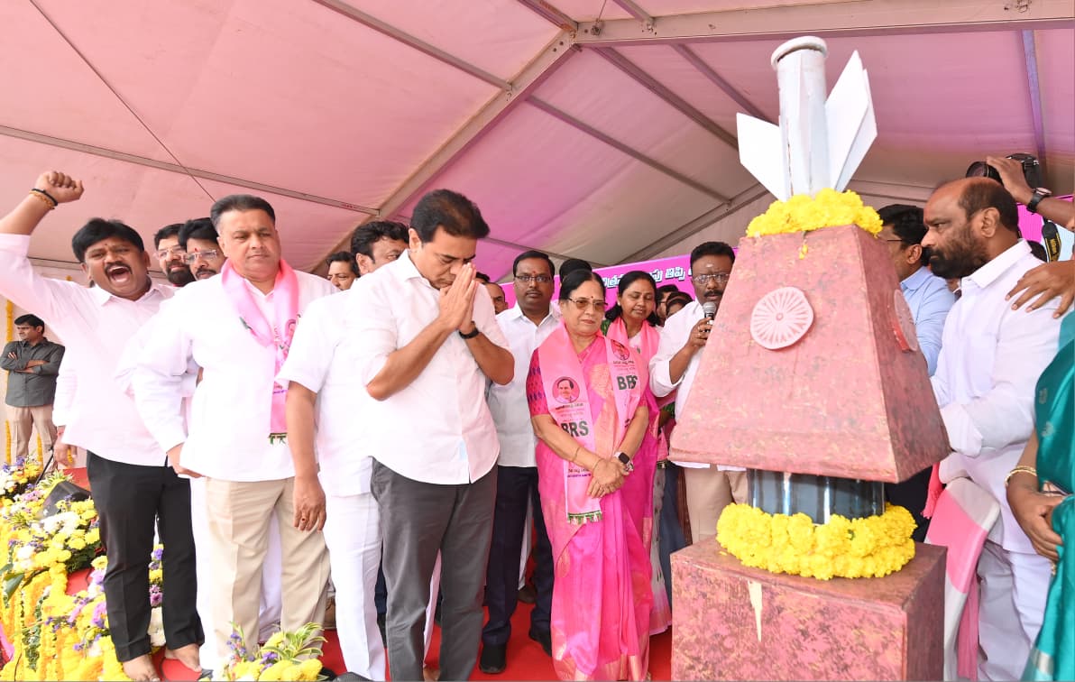 BRSparty's tweet photo. ✳️ తెలంగాణ భవన్‌లో ఘనంగా దీక్షా దివస్ కార్యక్రమం

✳️ దీక్షా దివస్ కార్యక్రమానికి హాజరైన బీఆర్ఎస్ వర్కింగ్ ప్రెసిడెంట్ @KTRBRS 

✳️ తెలంగాణ తల్లి విగ్రహానికి, జయశంకర్ సార్‌కు పూలమాల వేసి నివాళులు అర్పించిన కేటీఆర్ మరియు బీఆర్ఎస్ సీనియర్ నాయకులు 

✳️ దీక్షా దివస్ ప్రాంగణంలో ఏర్పాటు చేసిన తెలంగాణ అమర వీరుల స్థూపానికి పూలమాల వేసి నివాళులు అర్పించిన కేటీఆర్, నేతలు

#DeekshaDivas