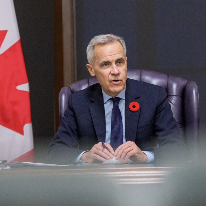 #Canada : #MarkCarney  signe un accord pour un nouvel #Oléoduc vers l’#Asie.
Il promet un pays « plus indépendant, plus résilient et plus fort ».
Entre pétrole et #climat, le virage énergétique canadien fait débat.
echosplus.com/2025/11/28/ole…
 #Climat #Énergie