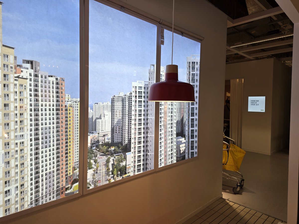 bemusicscript's tweet image. 이케아 ㅈㄴ웃김 쇼룸 창문 죄다 한국스러운 아파트 사진 붙여놓음 ㅅㅂㅋㅋㅋㅋㅋㅋㅋ