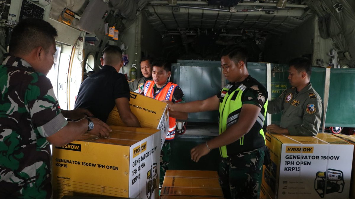 Pesawat angkut TNI AU yang membawa bantuan darurat dari Lanud Halim Perdanakusuma telah tiba di Aceh dan Sumatera Barat pada Jumat (28/11/2025). Bantuan meliputi bahan pokok, tenda, perahu karet, genset, kompresor, perangkat Starlink, serta perlengkapan kesehatan yang dibawa