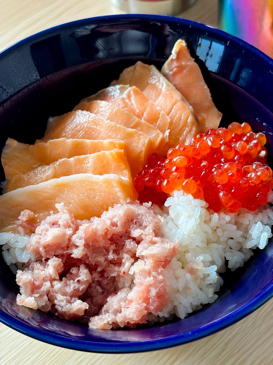 tarmaclimber's tweet photo. 冷凍庫の底から発見されたものを合わせて作った、ふるさと納税丼(o･∇･o) https://t.co/XZDfdPsfF3