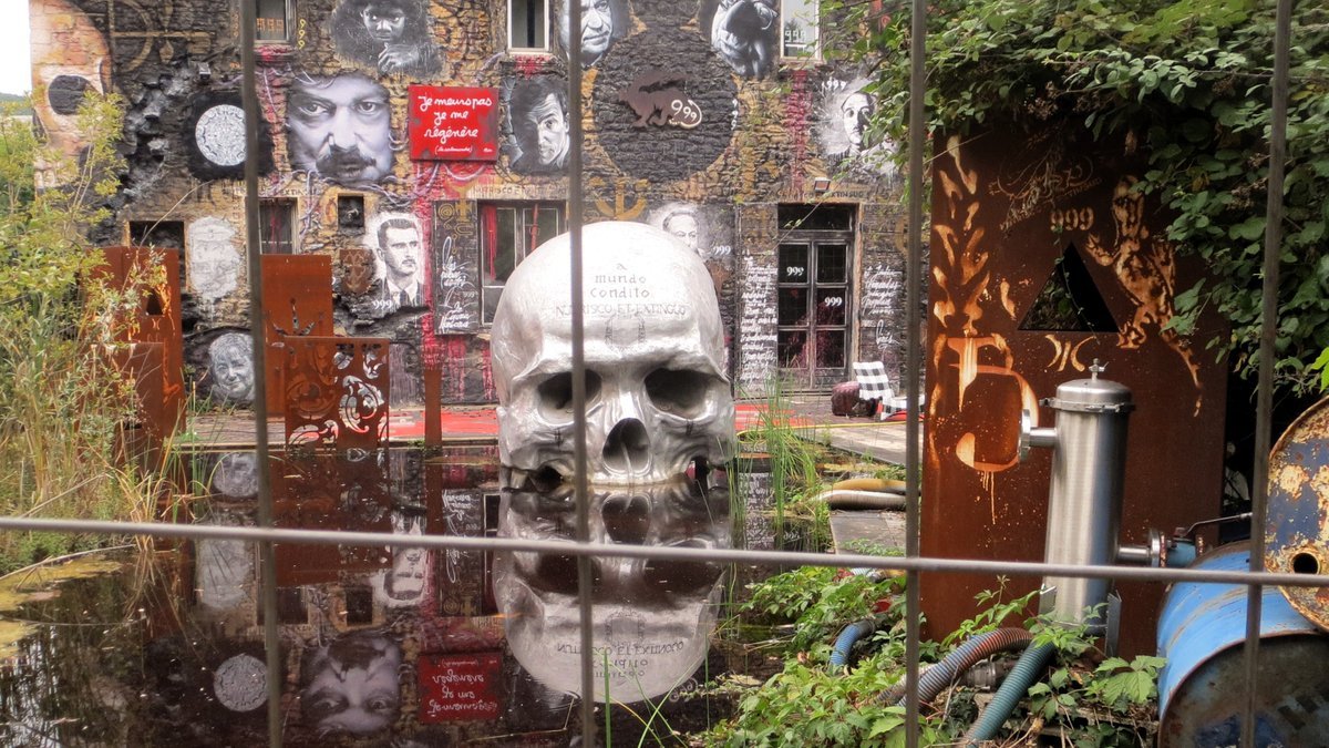 hullsaddler's tweet image. #Alphabetchallenge #WeekVforVowels 
Art?
But is it?
(Not the Yorkshire Sculpture Park but in a small French village in a Cotswoldy bit outside Lyon)